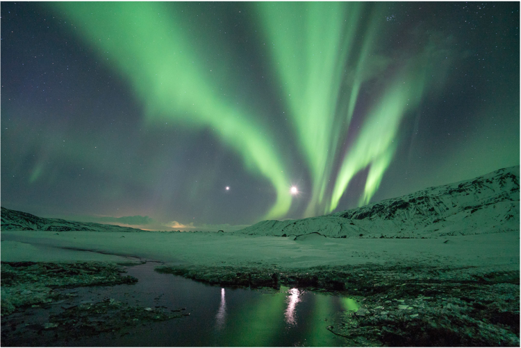 Aurora boreale che si riflette in un lago